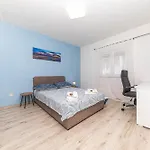 Luci - Private Heated Pool Apartment Kastela