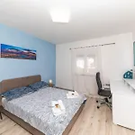Luci - Private Heated Pool Apartment Kastela