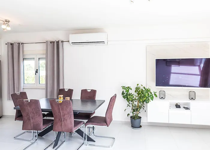 Luci - Private Heated Pool